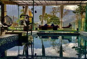 Indoor pool, outdoor pool - Cheerful Pool Villa (Gangtok)
