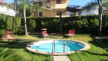 Een buitenzwembad, een verwarmd zwembad