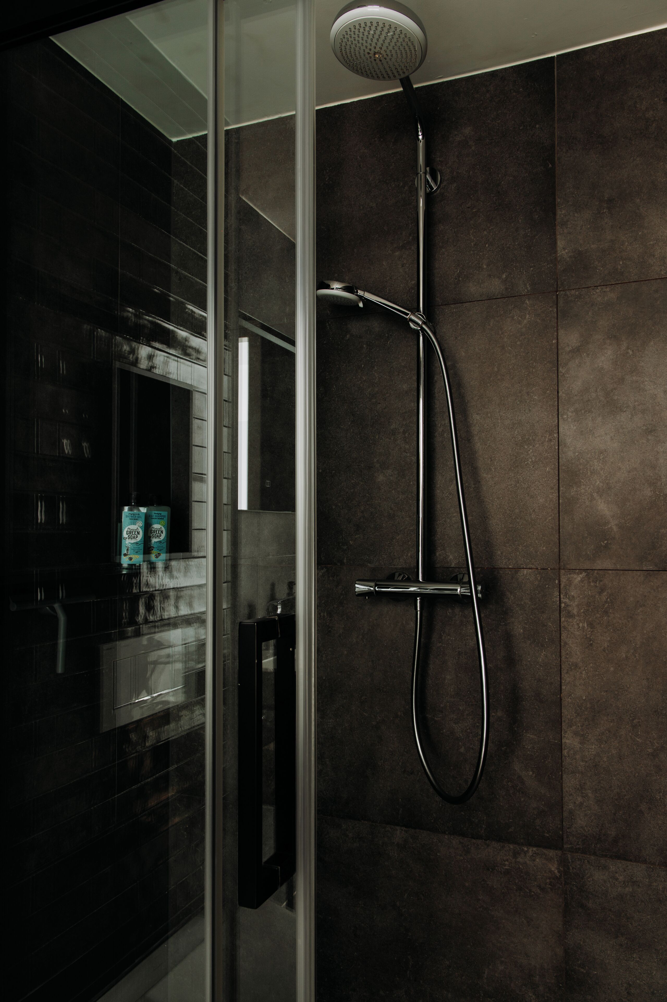 Shower, pancuran hujan,  dan perlengkapan kamar mandi ramah lingkungan