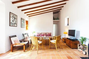 TV, fireplace - Beautiful House Ca Madò Maria with views of Bunyola (Bunyola)