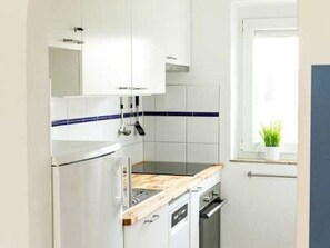 Réfrigérateur, four, lave-vaisselle, cafetière/bouilloire