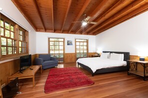 5 bedrooms, in-room safe, desk, iron/ironing board