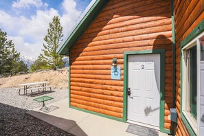 Outdoor dining - Cabin Compound | Lake + Alpine Lookout | Fast Wifi (Twin Lakes)