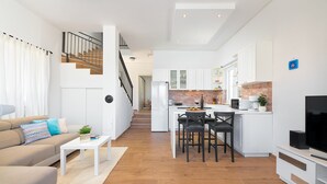 A modern apartment with a living room, kitchen, and dining area. - Sun Spalato Villa Cikas (Murter-Kornati)