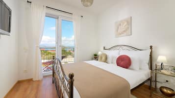 4 bedrooms, iron/ironing board, free WiFi, bed sheets