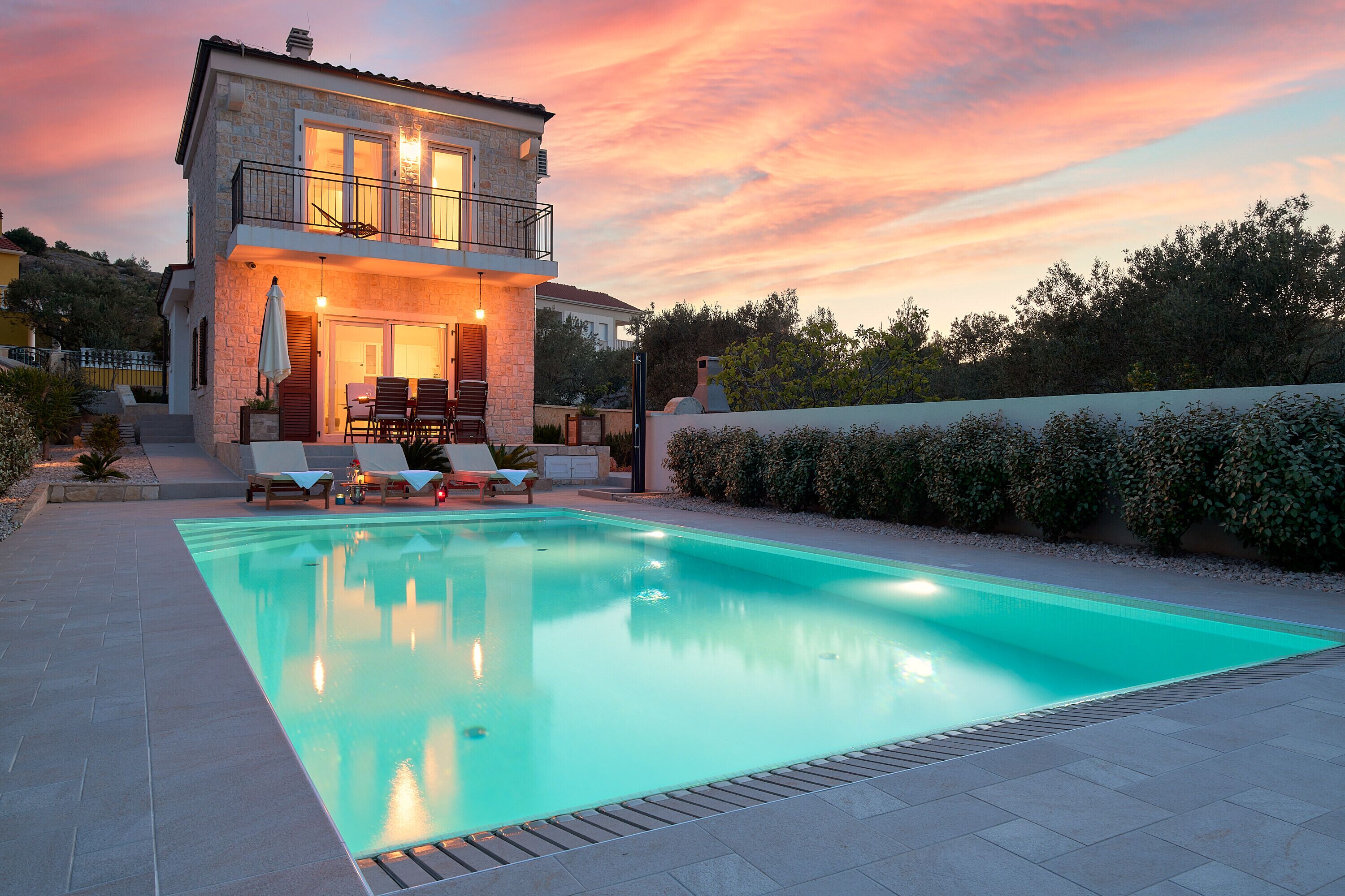 Piscine extérieure, parasols de plage, chaises longues