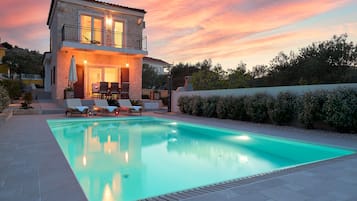 Utendørsbasseng, bassengparasoller og solsenger