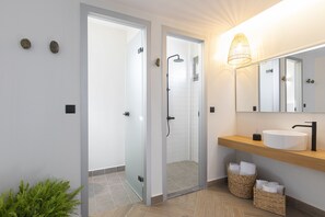 Kombination af bruser/badekar, hårtørrer, håndklæder