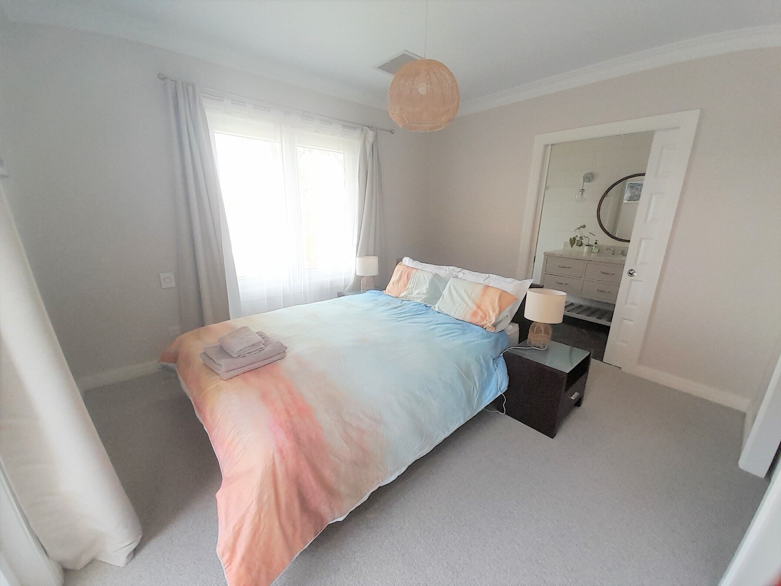Hampton style 3 bedrooms, study and wet bar 10min from all Sydney attractions
