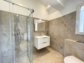 Doccia, asciugacapelli, asciugamani