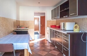 Refrigerador, parrilla de estufa y cafetera y tetera 