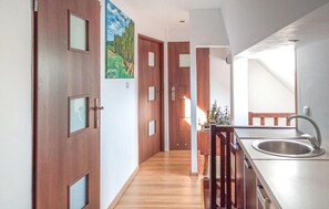 Refrigerador, parrilla de estufa y cafetera y tetera 