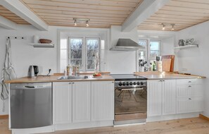 ثلاجة، موقد طهي مسطح، غسالة أطباق، ماكينة لصنع القهوة/الشاي