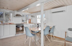 Kylskåp, mikrovågsugn, spishäll och diskmaskin