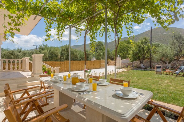 Deluxe Villa | Outdoor dining