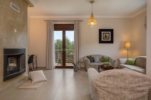 Deluxe Villa | Living area | 40-inch Smart TV with digital channels, TV - Villa Serenity (Kropia)