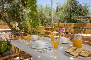 Deluxe Villa | Outdoor dining