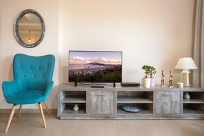 Deluxe Villa | Living area | 40-inch Smart TV with digital channels, TV - Villa Serenity (Kropia)