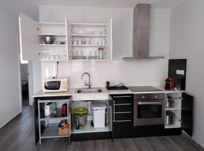 Een koelkast, een microgolfoven, een oven, een kookplaat