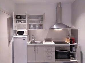 Frigorífico, microondas, horno y placa de cocina