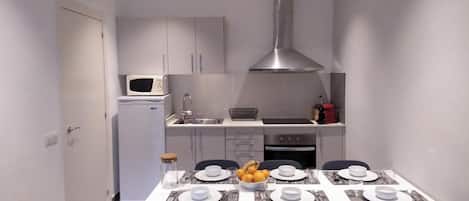Réfrigérateur, four à micro-ondes, un four, surface de cuisson