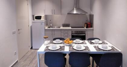 Apartamento CON Terraza Pequeña by Bossh!