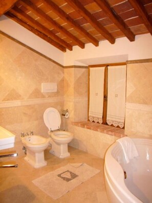 Baignoire, sèche-cheveux, bidet, serviettes fournies