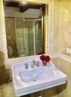 Bathtub, hair dryer, bidet, towels - The Rigomagno Hill (Rigomagno)