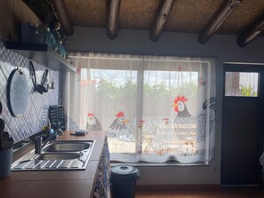 Réfrigérateur, micro-ondes, plaque de cuisson, cafetiÚre/bouilloire