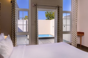 1 habitación, minibar, escritorio y tabla de planchar con plancha