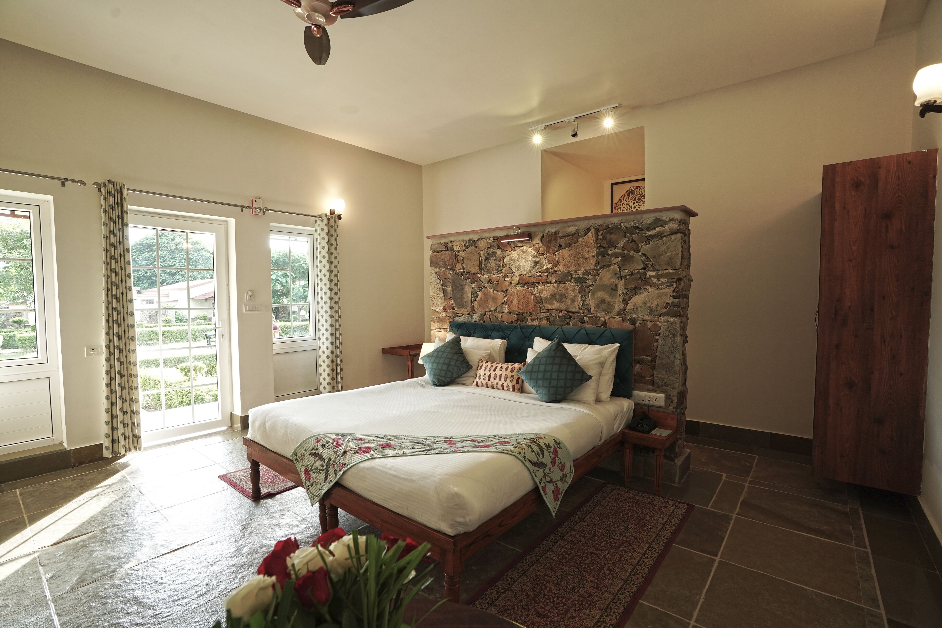 1 habitación, minibar, escritorio y tabla de planchar con plancha 