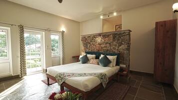 Luxury Cottage | 1 bedroom, minibar, desk, iron/ironing board