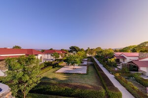 Um bairro residencial com várias casas, um gramado bem cuidado e um caminho.