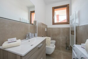 Maison Familiale, plusieurs chambres (Villa Teresa Apt Lake Garda View) | Salle de bain | Douche, sèche-cheveux, bidet, serviettes fournies
