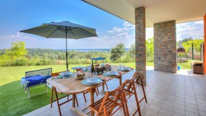 Outdoor dining - Villa Teresa Apt Lake Garda View 2BR + Pool (Soiano del Lago)