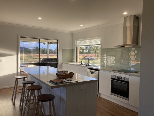 Refrigerador, microondas, horno, placa de cocina