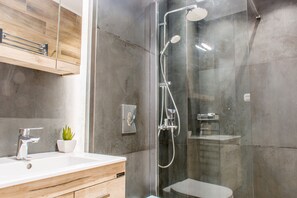 Appartement Ville | Salle de bain | Douche, douche cascade, séchoir à cheveux, serviettes fournies
