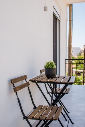 Appartement Ville | Salle de bain | Douche, douche à « effet pluie », sèche-cheveux, serviettes fournies