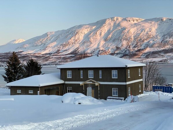 Exterior - Beautiful 1-bed Apartment in Lenangsoyra Lyngen (Lyngen)