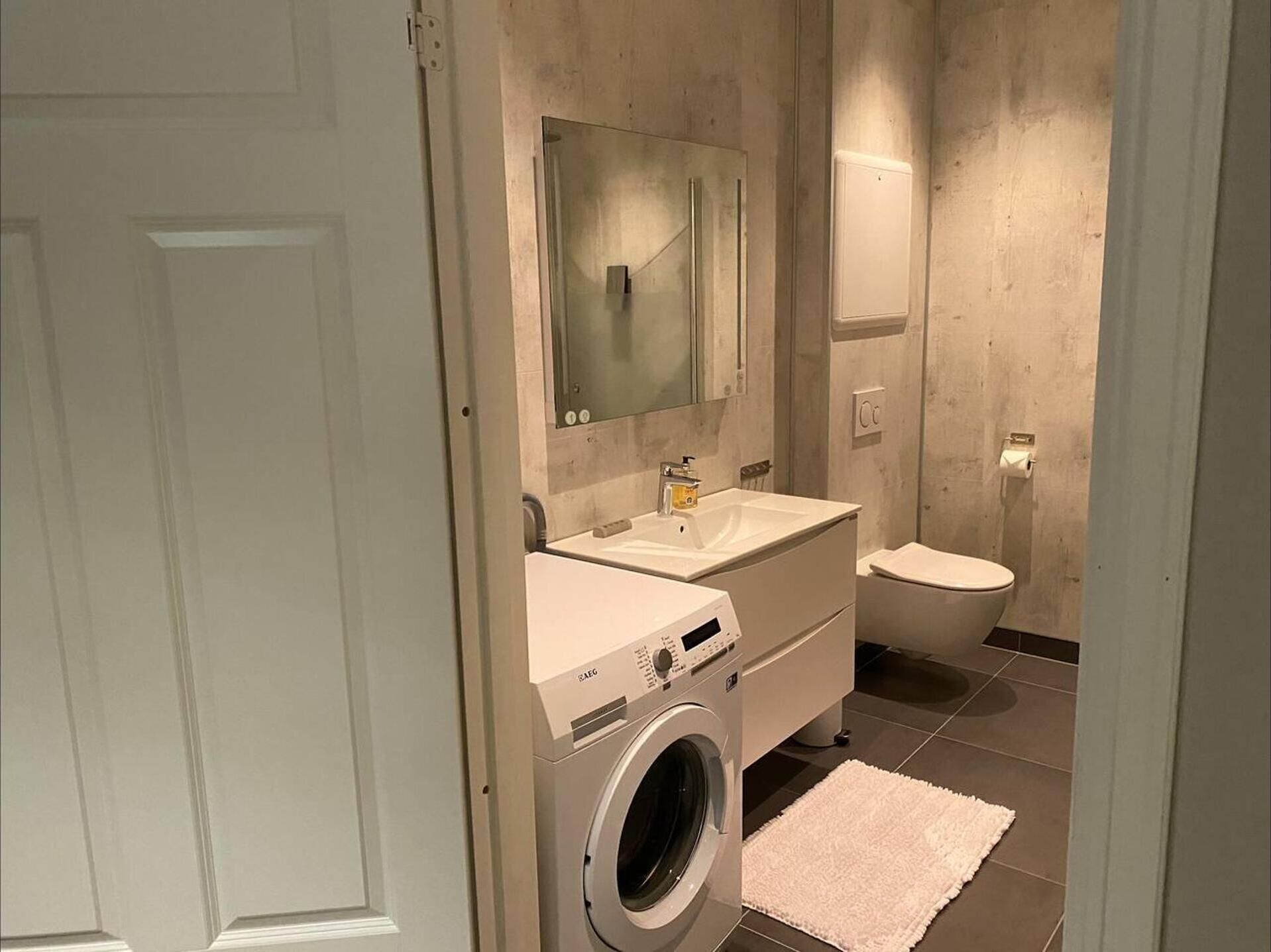 Dusj, hårføner og håndklær