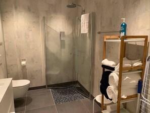 Shower, hair dryer, towels - Beautiful 1-bed Apartment in Lenangsoyra Lyngen (Lyngen)