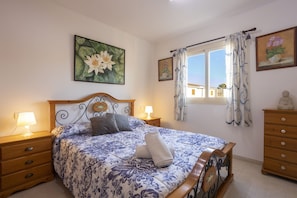 3 bedrooms, free WiFi, bed sheets - Villa with pool 200 meters from the beach with 3 bedrooms, 2 bathrooms and barbecue (Puerto de Alcudia)