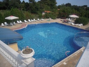 Indoor pool, seasonal outdoor pool, pool umbrellas, sun loungers - Dahlia Garden (Golden Sands)