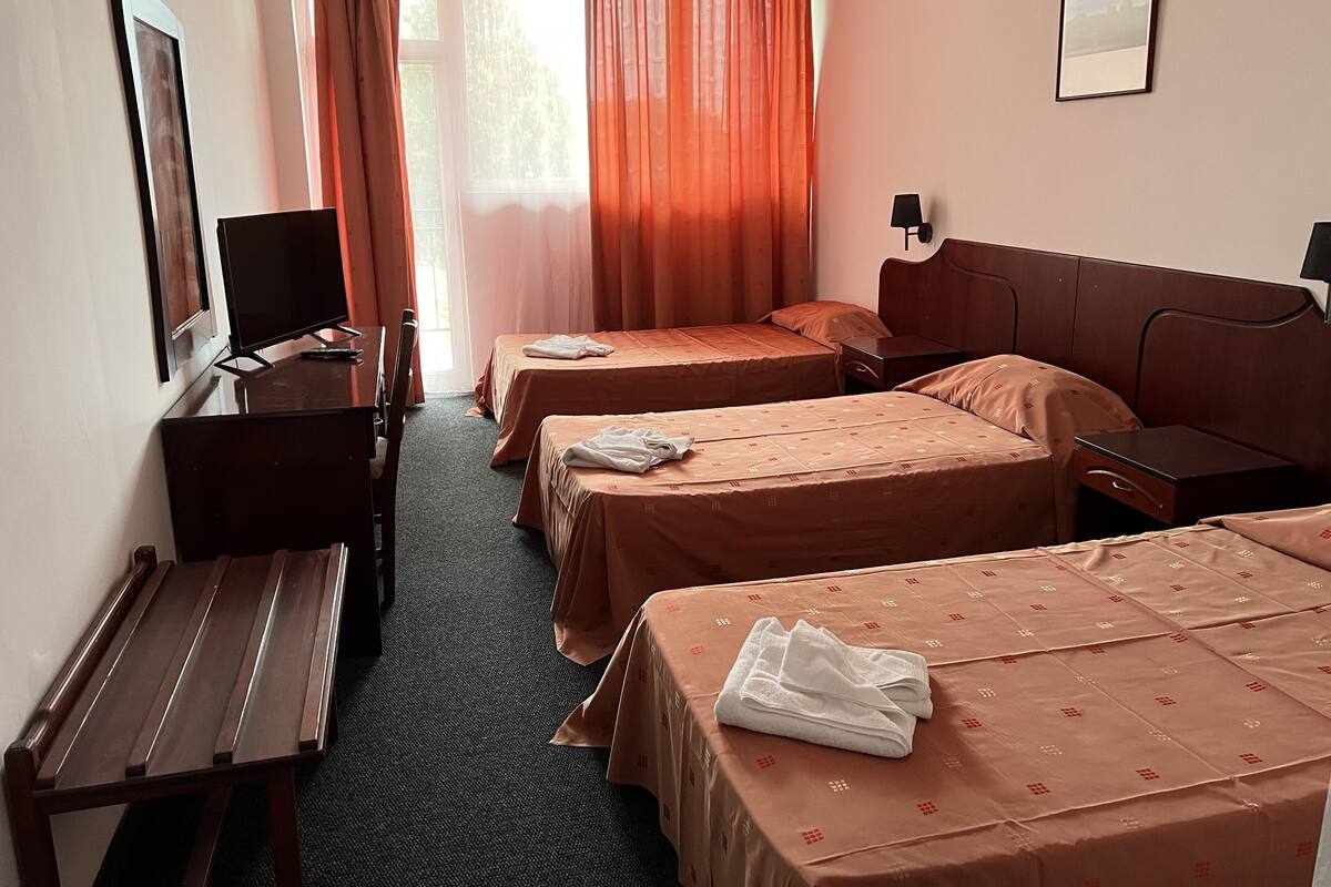 Standard-Dreibettzimmer | Schreibtisch, laptopgeeigneter Arbeitsplatz, kostenloses WLAN