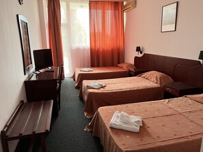 Standaard driepersoonskamer | Een bureau, een laptopwerkplek, gratis wifi, beddengoed