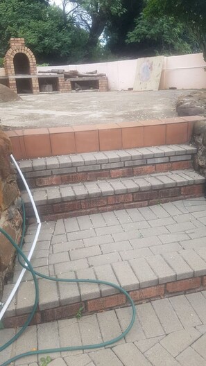 Property grounds - Gorgeous 3 bedrooms house in a very quiet residential area 4 mins from Sandton.. (Johannesburg)