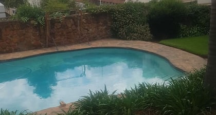 Gorgeous 3 bedrooms house in a very quiet residential area 4 mins from Sandton..