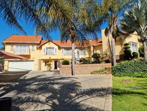Exterior - Gorgeous 3 bedrooms house in a very quiet residential area 4 mins from Sandton.. (Johannesburg)