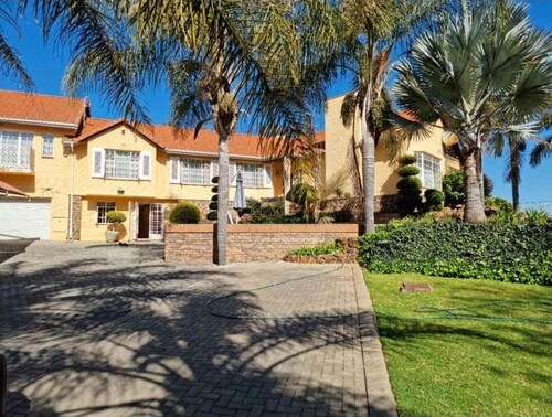 Gorgeous 3 bedrooms house in a very quiet residential area 4 mins from Sandton..