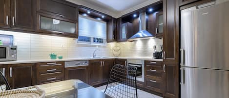 House, 3 Bedrooms | Private kitchen | Fridge